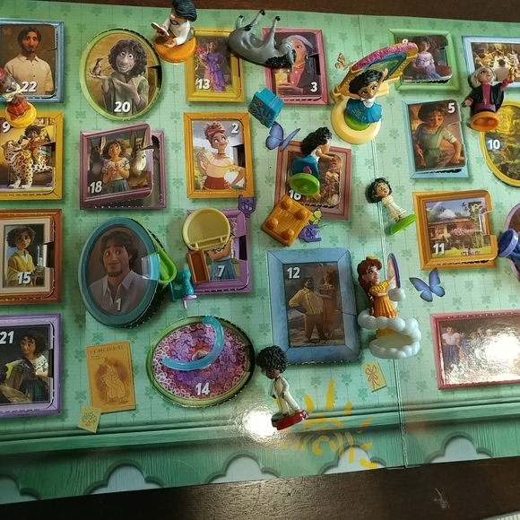 NIB Disney Encanto Madrigal Family Surprise Pack Figurines & Accessories Advent - Picture 10 of 13